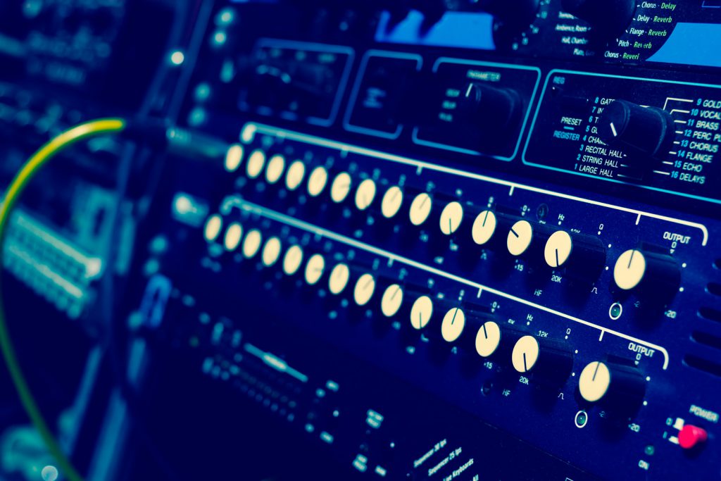 Rack de equipos de audio profesional empleado por SonoLecca en sus grabaciones