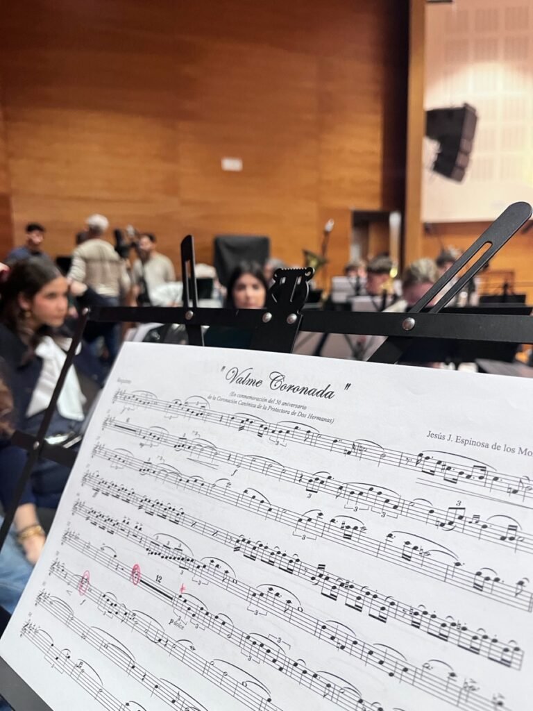 Partitura y documentación preparada durante una producción musical